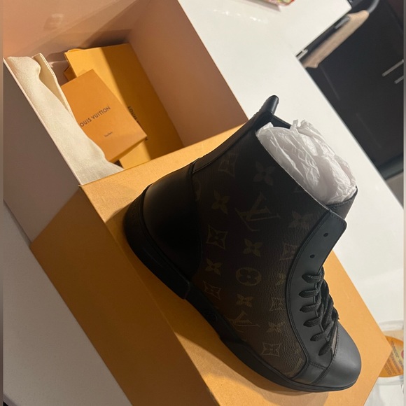 Authentic lv sneakers - Picture 2 of 5